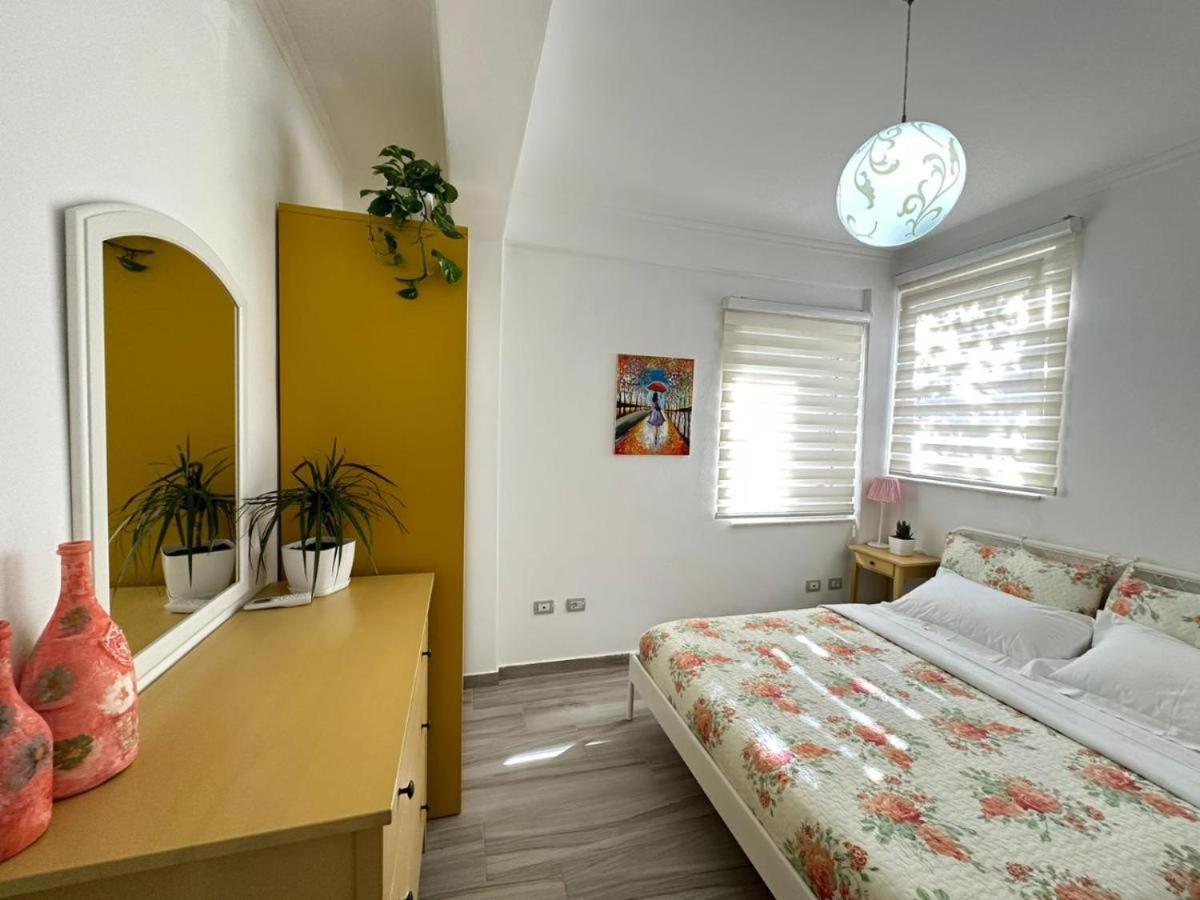 Sofia'S Holiday Apartment Vlore Bagian luar foto