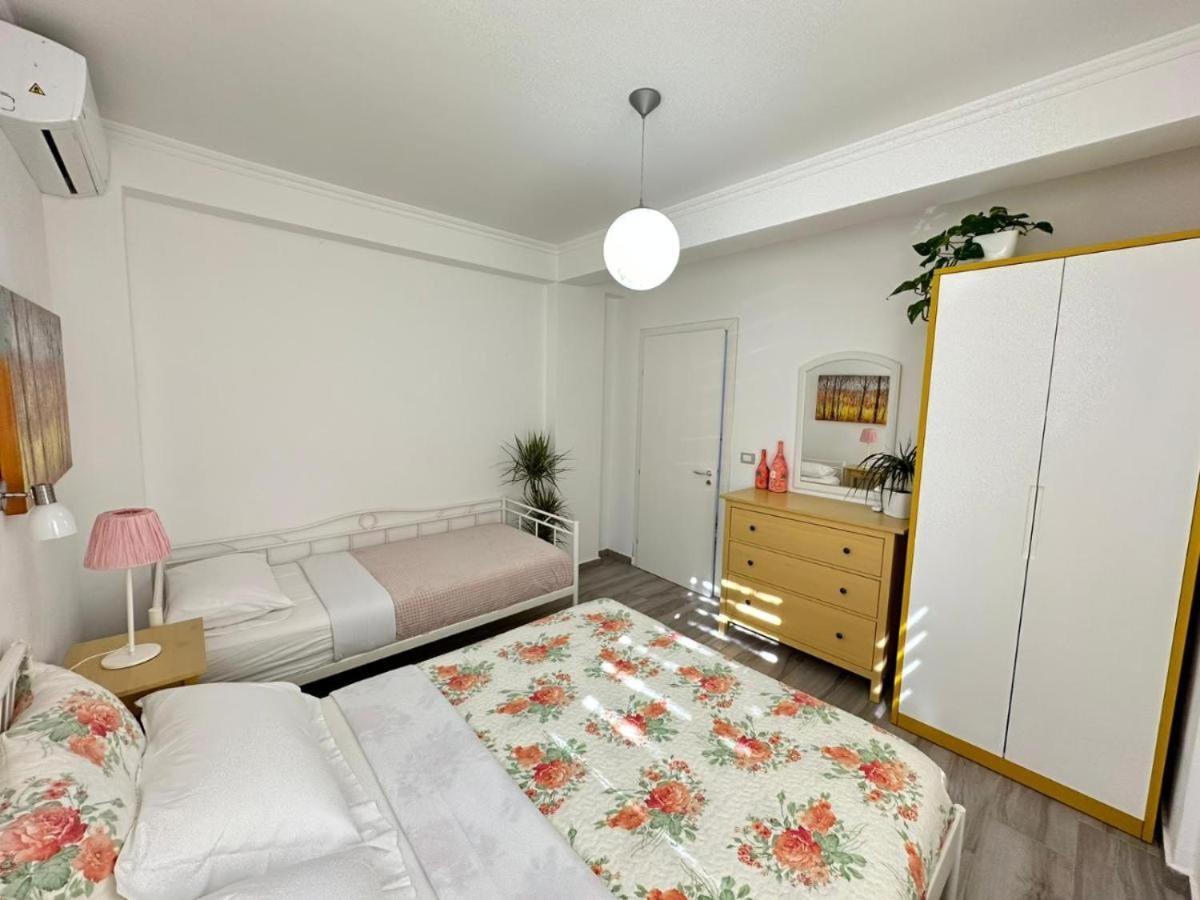 Sofia'S Holiday Apartment Vlore Bagian luar foto