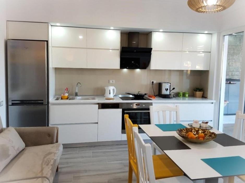 Sofia'S Holiday Apartment Vlore Bagian luar foto