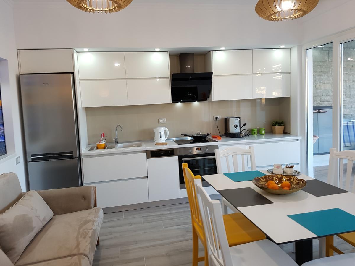 Sofia'S Holiday Apartment Vlore Bagian luar foto
